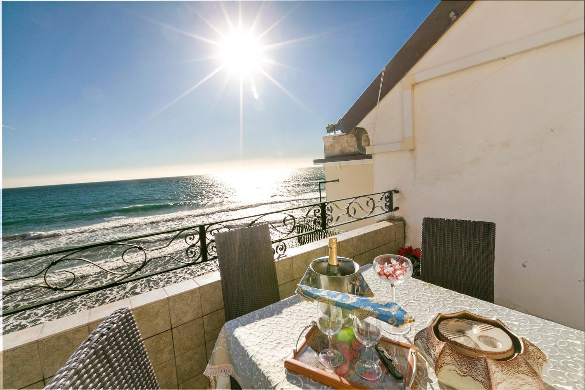 Camera Matrimoniale Ampia con Balcone Vista Mare
